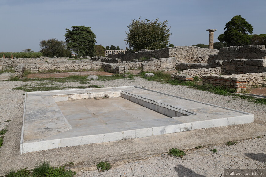 Сохранившийся мраморный бассейн для сбора дождевой воды (impluvium) в одном из частных домов рядом с форумом.

