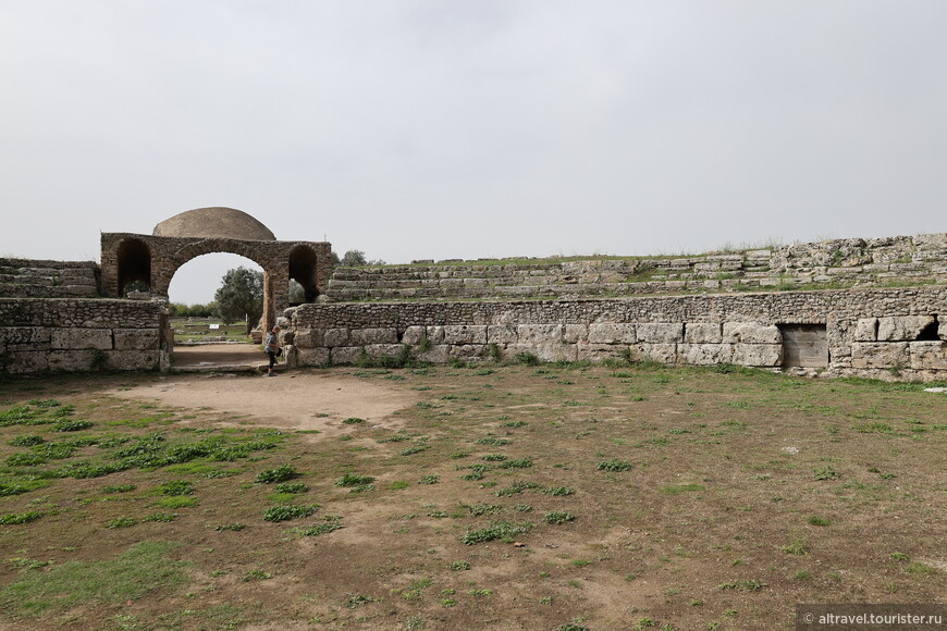 Руины амфитеатра Пестума. Откопана только его одна половина - другая находится под современной дорогой и частными землевладениями.