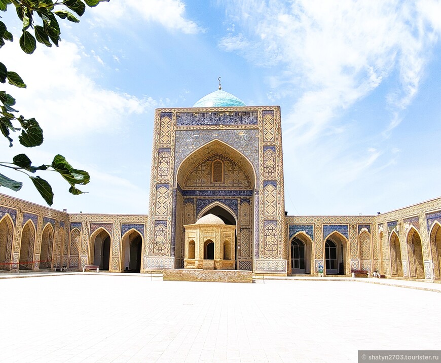 Двор мечети Калян