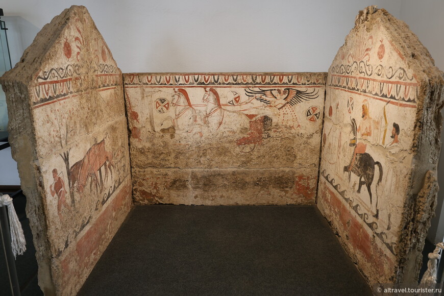 В этом захоронении, датируемым 320 г. до н.э., интересны боковые панели саркофага, на которых изображена крылатая богиня победы, управляющая колесницей, запряженной двумя лошадьми (ниже - крупным планом).
