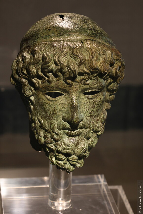 В заключение, бронзовая голова бородатого мужчины, возможно, фрагмент статуи в натуральную величину. Оценки возраста этой головы разнятся от 4 века до н.э. до 3 века н.э.