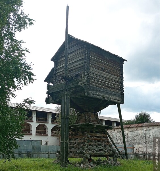 На территории монастыря можно увидеть старую мельницу 19-го века постройки,перевезенную сюда из деревни Горка,что на реке Шексна.