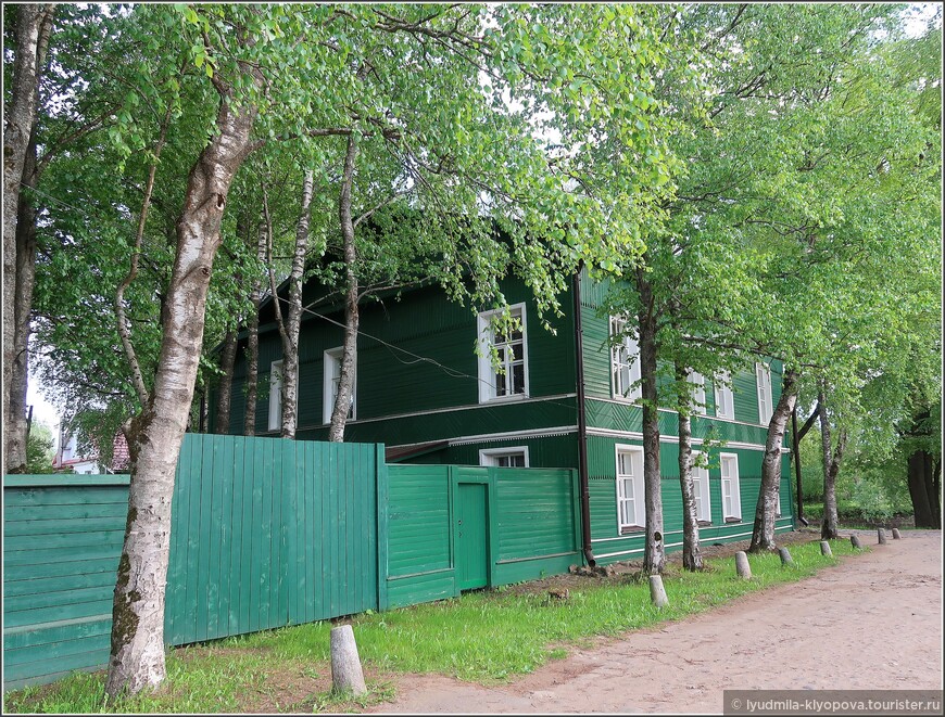 Дом Достоевских со стороны Писательского (раньше — Мининского) переулка