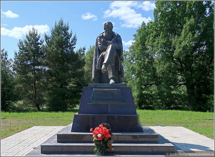Памятник Ф.М. Достоевскому работы знаменитого московского скульптора В.М. Клыкова, установленный к 180-летию со дня рождения писателя