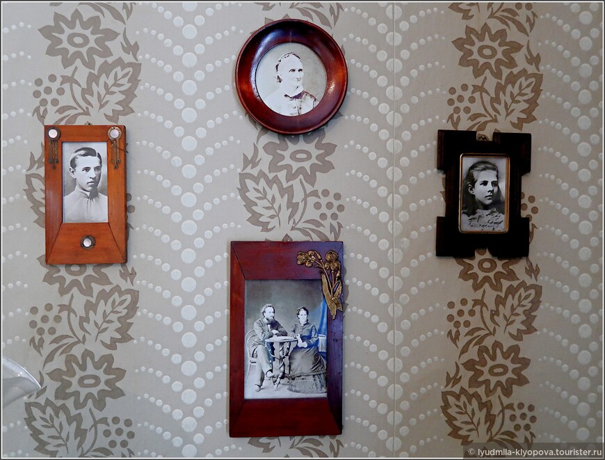 Фотографии членов семьи Анны Григорьевны, Сниткиных, и её фотопортрет в юности