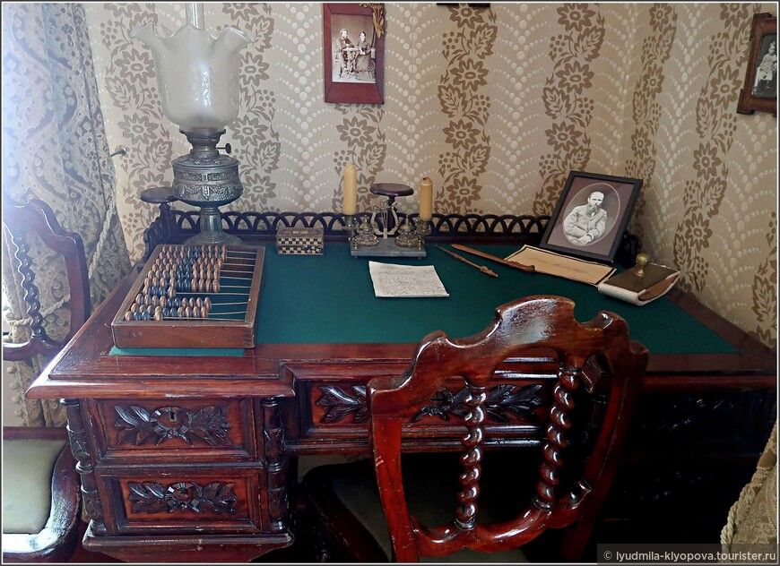 Рабочий стол в комнате Анны Григорьевны