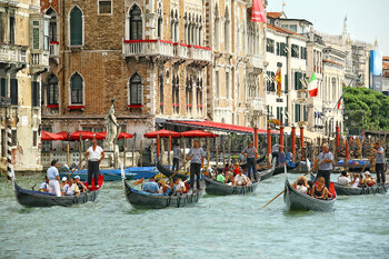В Венеции туристы во время селфи выпали из гондолы в воду 