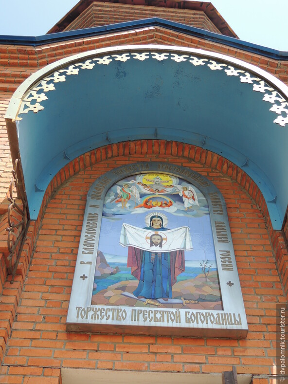 Порт-Артурская икона Божией Матери над входом в часовню.