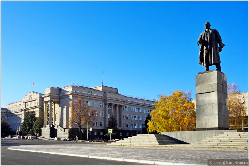 Здание Правительства Оренбургской области и памятник В.И. Ленину
