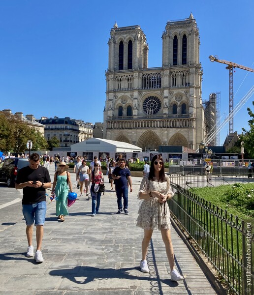 Вид с улицы Сите на Собор Парижской Богоматери