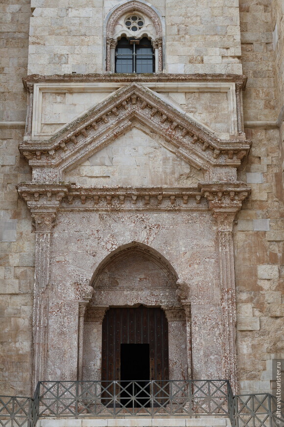 Главный портал выполнен из коралловой породы и является смешением трёх архитектурных стилей. Нижняя часть выдержана в романском стиле со львами над колоннами, выше находится треугольный класический греко-римский тимпаниум, над которым расположено готическое окно.