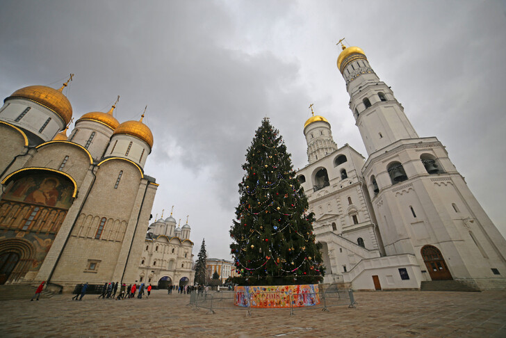 Соборная площадь и кремлевская елка