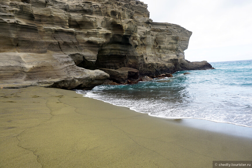 Зеленый песок возник за счет размыва морскими волнами спрессованного вулканического пепла, содержащего зеленый минерал оливин.