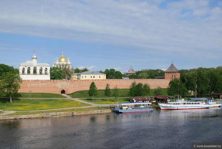 Ныне Новгородский Кремль занимает площадь чуть более 12 гектаров.Протяжённость стен крепости 1487 метров.Высота стен от 8 до 15 метров,ширина от 3,6 до 6,5 метров. 