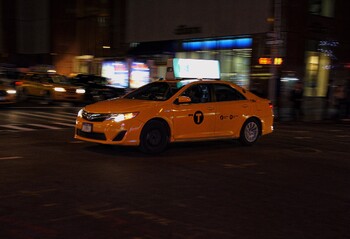 Опаздывающая на свой рейс туристка угнала машину такси 