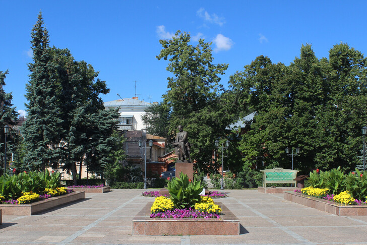 Памятник И. А. Гончарову
