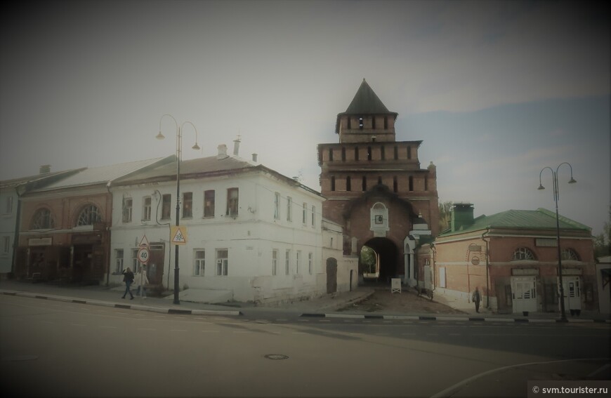 Уголок музейнойго участка улицы Зайцева у Пятницких ворот.Слева Кондитерская и Торговля мылом,справа Калачная.