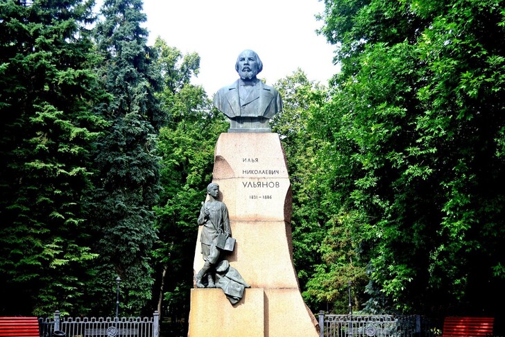 Памятник И. Н. Ульянову