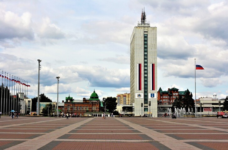 Площадь Ленина в Ульяновске. Гостиница Azimut