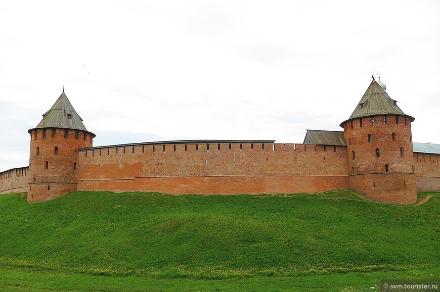 Митрополичья(справа) и Федоровская башни были составной частью Владычного(Митрополичьего) двора,архиепископский дворец которого примыкал и к башням и к крепостной стене Детинца.Обе башни охраняли Владычный двор с запада и с севера. 