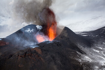 В Исландии после землетрясения началось извержение вулкана Фаградальсфьядль 