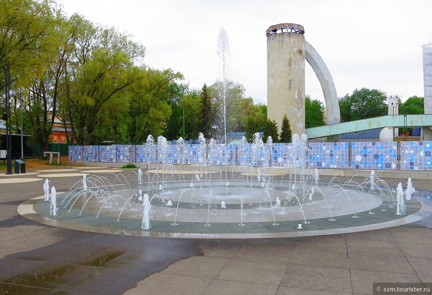Светомузыкальный фонтан на набережной был установлен в 2022 году.За фонтаном забор реконструируемого Театра драмы.
