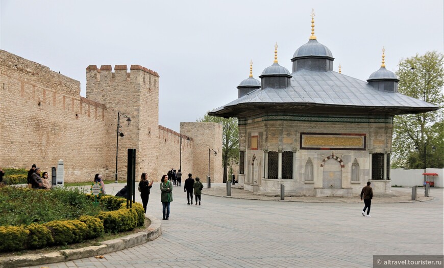 Топкапы – дворец-крепость, окруженный мощной стеной. Справа - фонтан султана Ахмеда III.