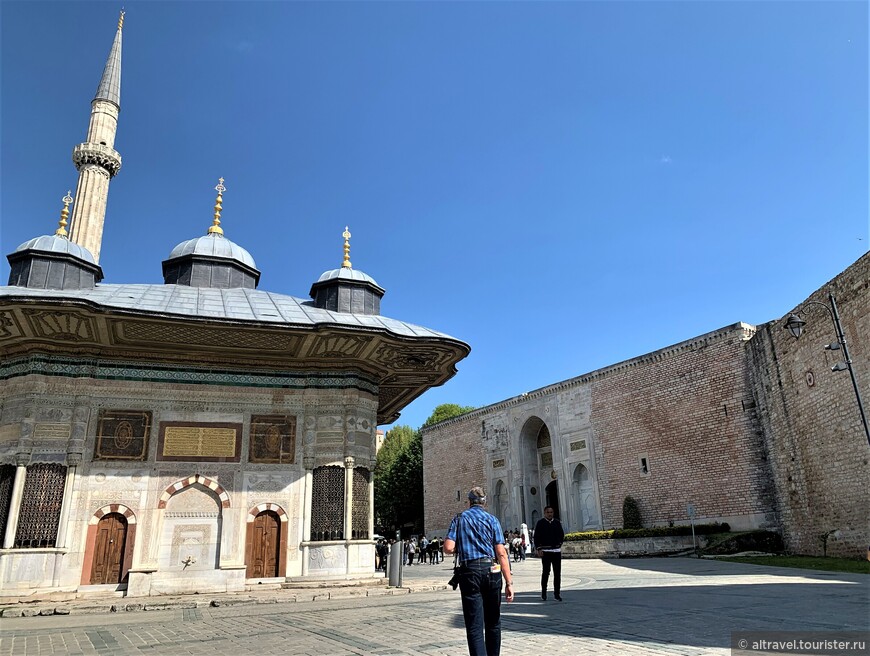 Справа - главный вход во дворец Топкапы, по центру - фонтан султана Ахмеда III. 