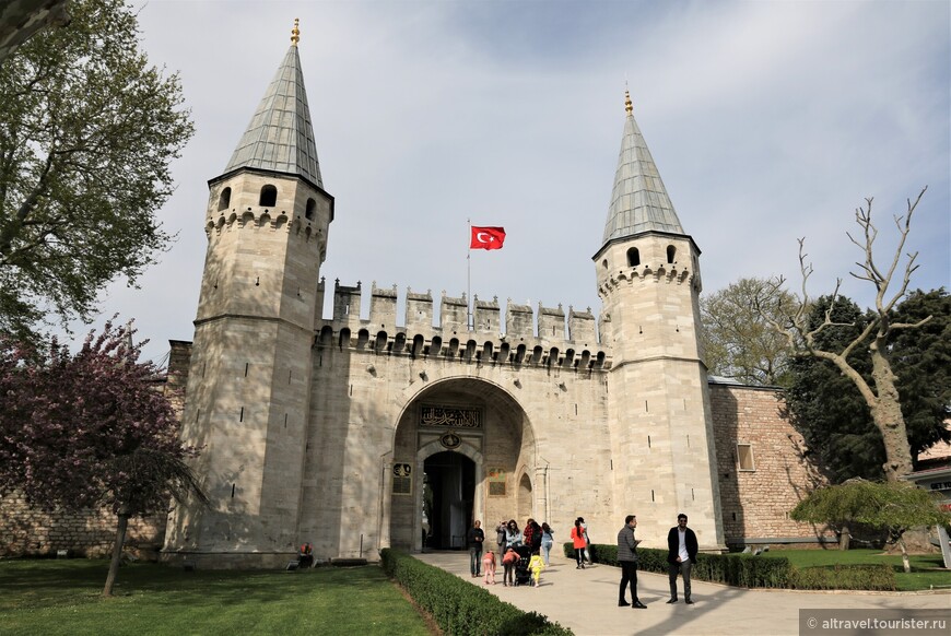 Ворота приветствий – самый узнаваемый символ дворца.