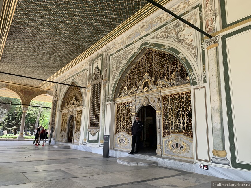 С годами здание Дивана из простой деревянной постройки преобразилось в сооружение, декорированное колоннами, арками, позолоченными решётками, мраморными стенами, изразцами и росписями.