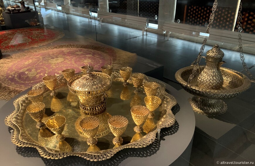 Турецкой посуды из фарфора на выставке практически нет, зато есть красивая турецкая посуда 19-го века из серебра.