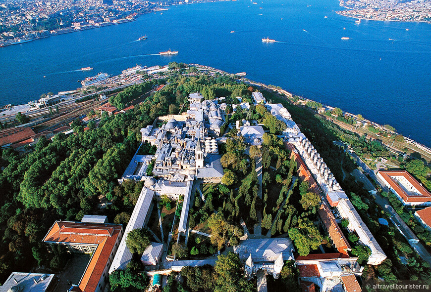 Дворец Топкапы находится на мысу Сарайбурну, где пролив Босфор и залив Золотой Рог соединяются с Мраморным морем. Фото из интернета.