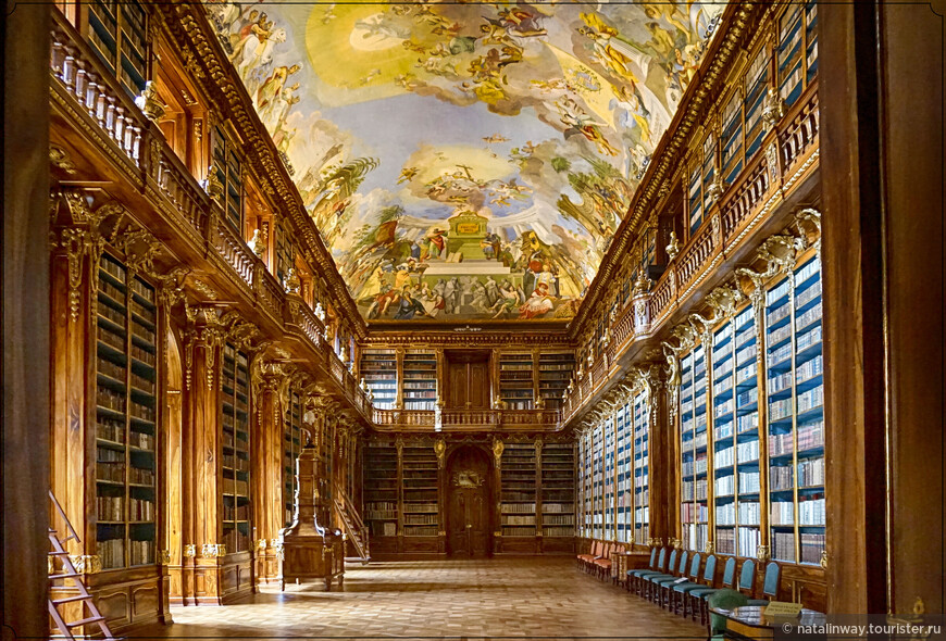 Философский зал с собранием средневековых рукописей, книг, карт. 