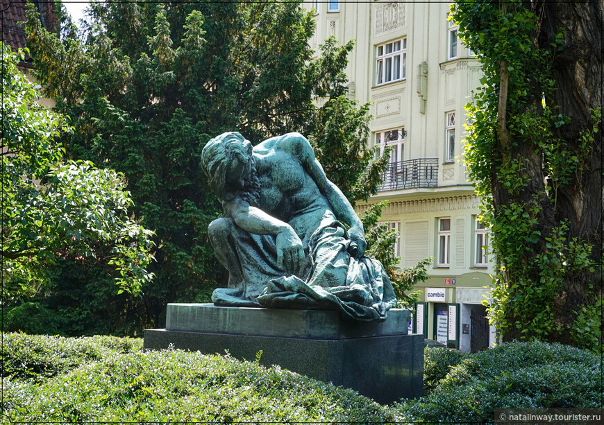 Бронзовая скульптура Моисея работы чешского скульптора Франтишека Билека