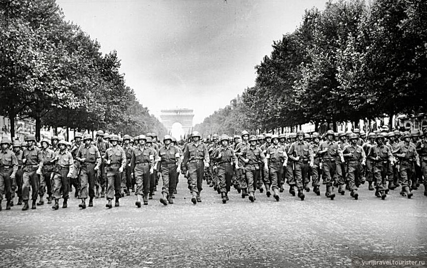 Парад американских солдат на Елисейских полях - военное фото, 1945 г.