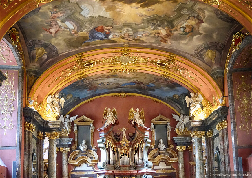 Зеркальная капелла (капелла Благовещения) Клементинума. К 1726 году иезуиты превратили Клементинум в самый большой барочный комплекс в Праге и второй по величине после Пражского града. 