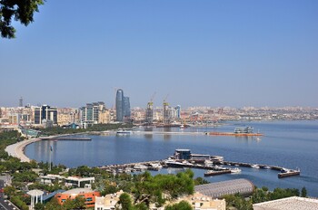 В Баку в море перевернулся прогулочный катер с туристами 