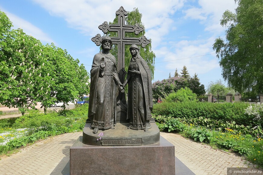 Памятник святым Петру и Февронии был установлен возле Покровского собора в 2012 году.