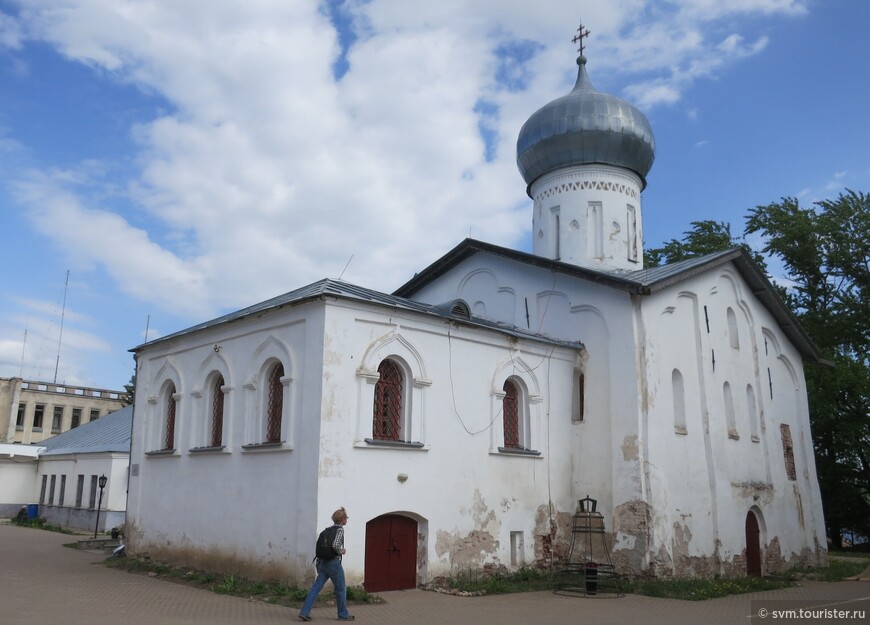 Храм был построен в 1313 году и освящен в честь Николая Чудотворца или по-другому Николы Белого.Но ни один документ не проясняет,почему церковь названа именно Белой,хотя название дошло до наших дней.