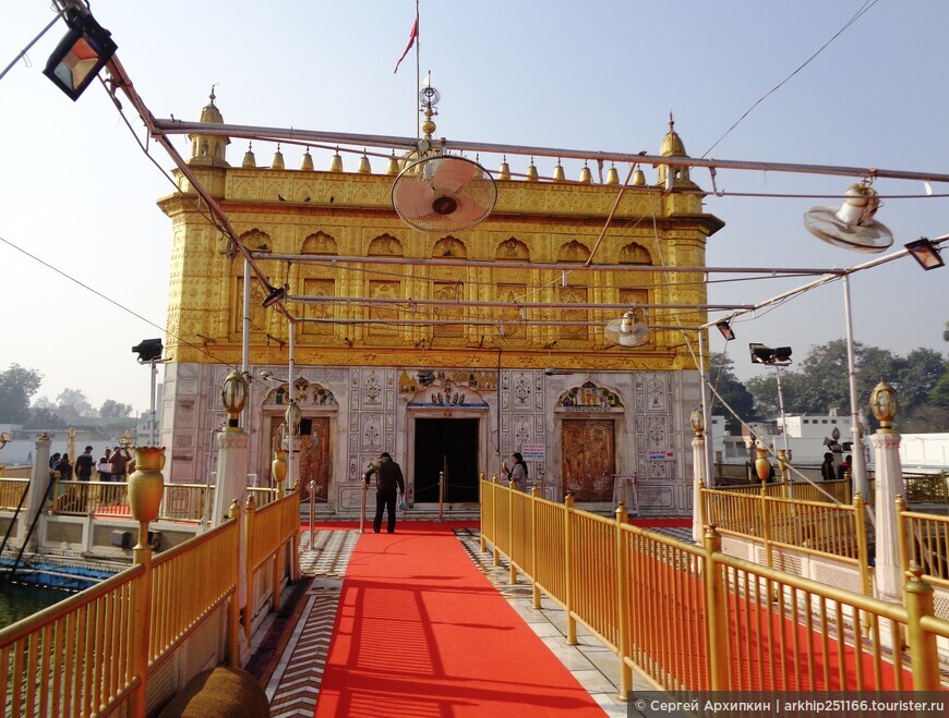 Серебряный  храм Шри Дургиана  Мандир — главный индуистский храм в Амритсаре