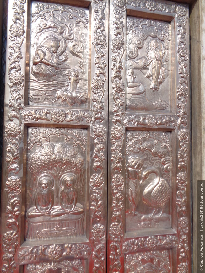 Серебряный  храм Шри Дургиана  Мандир — главный индуистский храм в Амритсаре