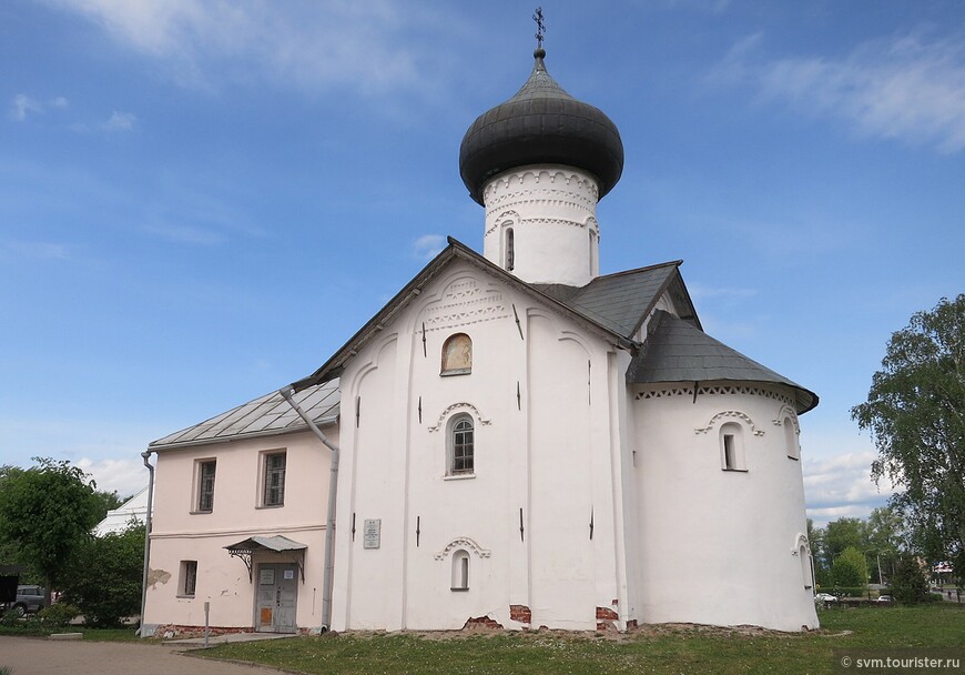 Церковь Симеона Богоприимца-последний сохранившийся памятник архитектуры периода независимости Великого Новгорода.С 1478 года Новгородская республика была подчинена Москве.