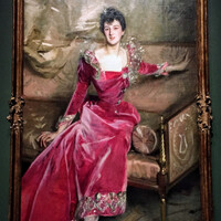 Миссис Хью Хаммерсли (Мэри Фрэнсис Грант), 1892 г. 
Жена лондонского банкира Мэри Хаммерсли,  изображена в бархатном платье цвета фуксии, отделанном золотым кружевом (в телесериале "Позолоченный век" миссис Рассел носит похожее платье). И художники, и портнихи черпали вдохновение у старых мастеров. Блестящий воротник-стойка миссис Хаммерсли создан по образцу картин Питера Пауля Рубенса. 
