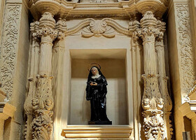 Выразительная статуя святой Риты да Каша из папье-маше в натуральную величину.