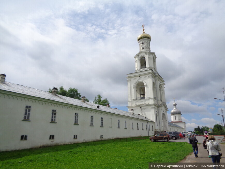 Величественный средневековый Георгиевский собор 12 века в Свято-Юрьевом монастыре около Новгорода