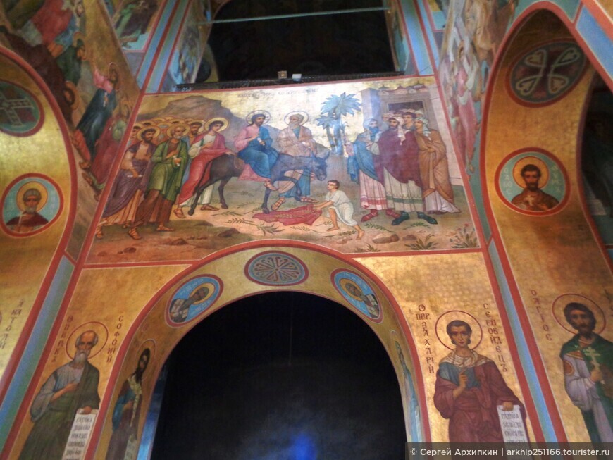 Величественный средневековый Георгиевский собор 12 века в Свято-Юрьевом монастыре около Новгорода