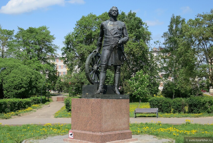 Памятник Петру Великому неоднократно бывавшему в Новгороде был установлен в день празднования 300-летия Полтавской битвы и в день рождения Петра-9 июня 2009 года.Лицо императора сделано на основе отпечатка посмертной маски.