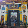 С храма Гухьешвори начинается экскурсия по комплексу Пашупатинатх