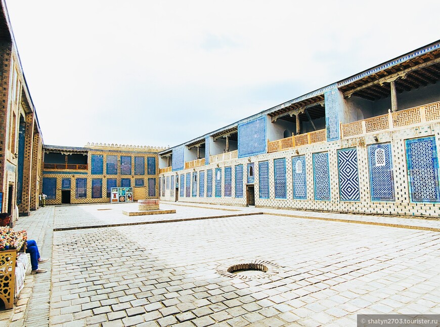 Гарем во Дворце Таш-Хаули ( XIX век). В одной части гарема расположены  айваны для  четырех жен хана, с другой стороны блок для наложниц и родственниц 