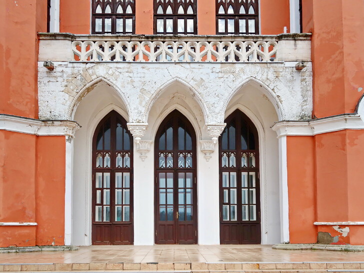 Фасад дворца в Марфино - ныне санатория